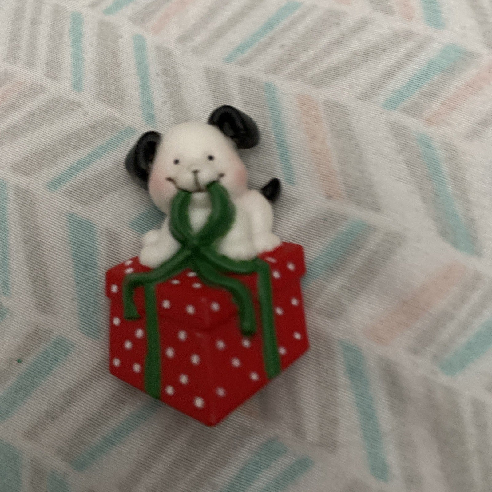 Christmas Russ Berrie And Company Puppy Dog With Present Pin Brooch