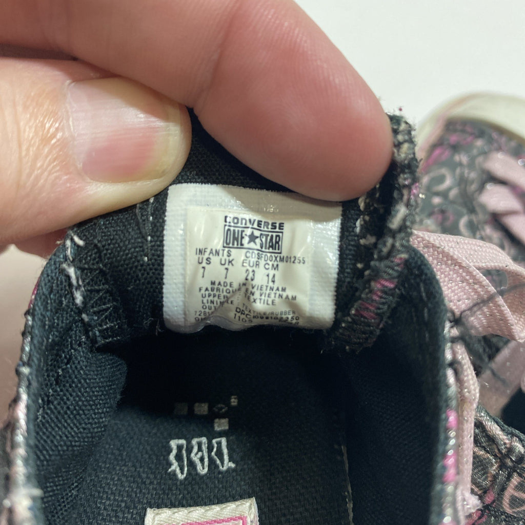 Converse All Star Low Top Girl Shoe US Size 7 Peace Sign Pink Black