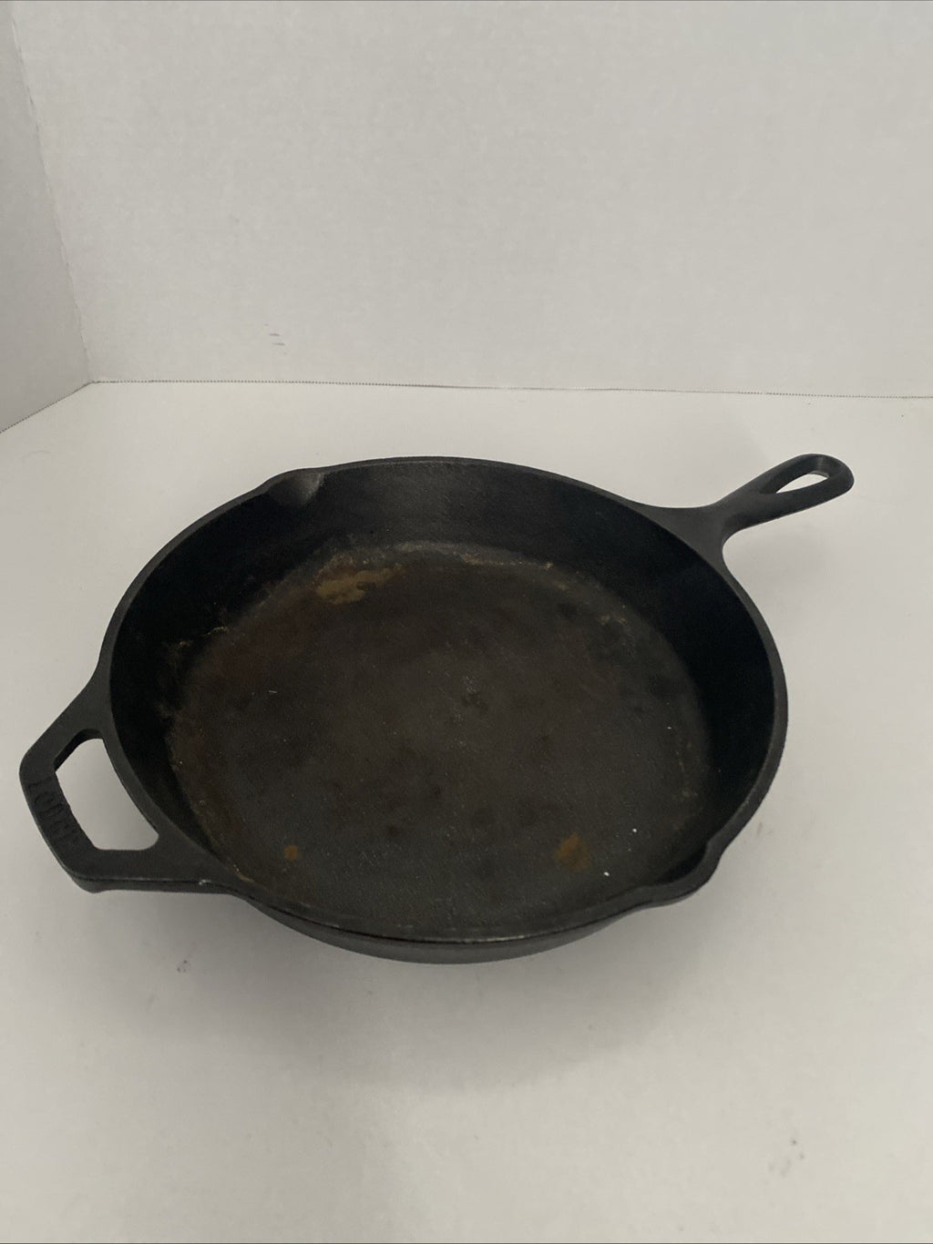 Yellowstone Cast Iron 10” Skillet Pan w/ Double Spouts Made in USA Used