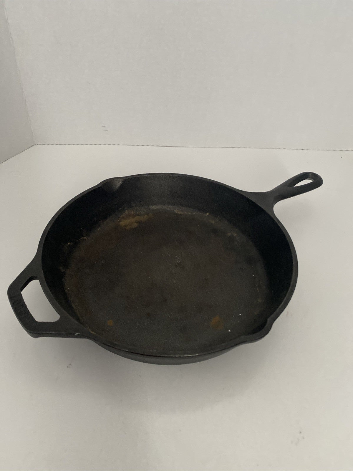 Yellowstone Cast Iron 10” Skillet Pan w/ Double Spouts Made in USA Used